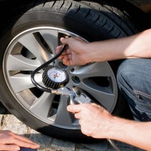 Měřič tlaku v pneumatikách Einhell 4133110